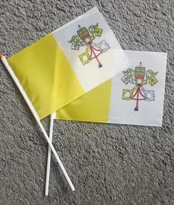 2 Flaggen Vatikanstadt mit Stab - Bild 1 von 1