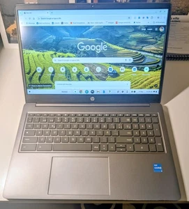 HP Chromebook Plus 15a-nb0000ns 15.6" i3, 8 GB, 256 GB UFS Silver Chrome OS - Imagen 1 de 4