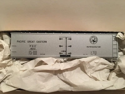 HO Accurail 4834 Pacific Great Eastern 40’ Kit de vagón frigorífico de madera PGE #823 Foto 1 de 4