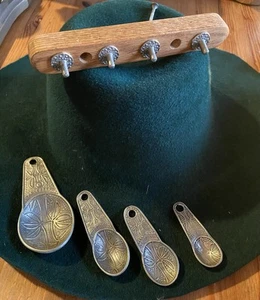 Metal Measuring Spoons With Wall Mount - Picture 1 of 4