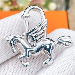 【Casi COMO NUEVO】HERMES Pegaso Motivo Cadena Bloqueo Bolso Dije Plata Auténtico - Imagen 1 de 10