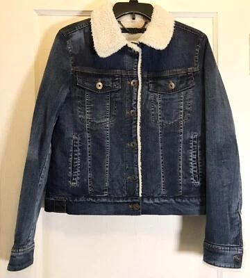 Jaqueta jeans Sherpa feminina BCBGeneration azul média lavagem escura logotipo botão para cima - Imagem 1 de 4