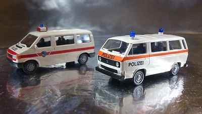 * Miniatur Modell 2413 VW T3 y T4 Conjunto de dos coches Polizei / Police escala 1:87 HO Foto 1 de 4