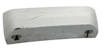 Parachoques trasero GMC Yukon 2015 a 2020 remolque enganche cubierta color blanco OEM 55111202 Foto 1 de 4