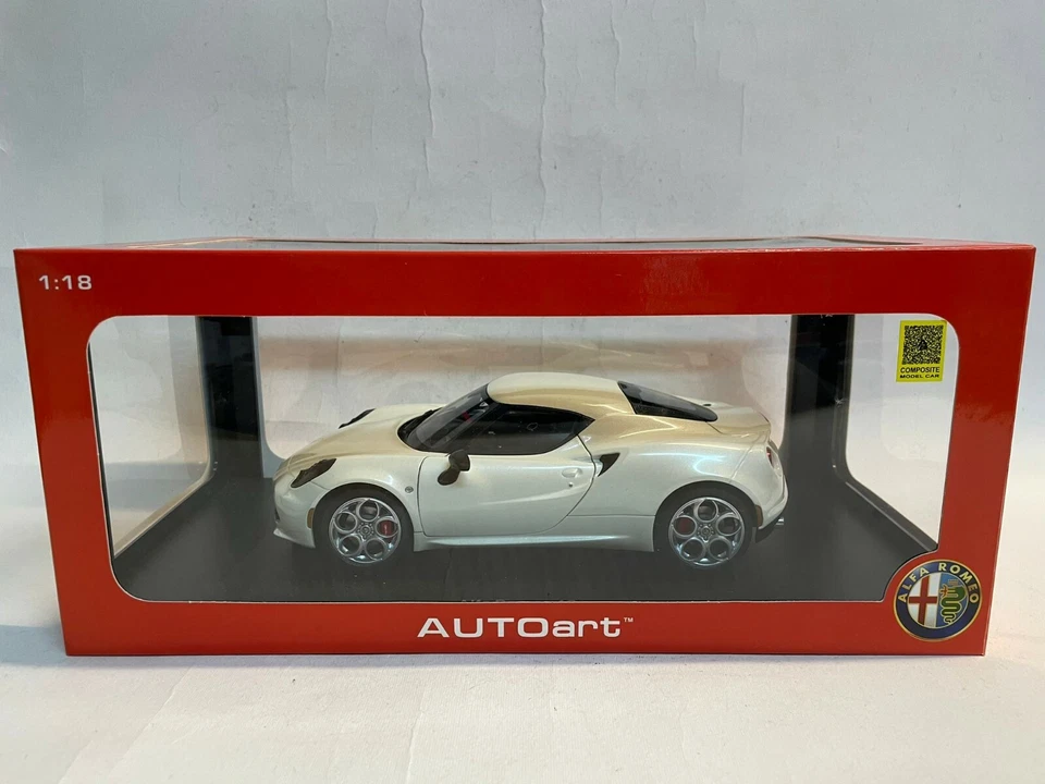 Autoart Alfa Romeo 4C pearl white 1/18 70188