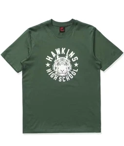 NIKE x STRANGER THINGS Hawkins High School Shirt MEDIUM grün weiß Blazer Logo - Bild 1 von 2