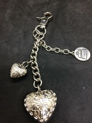 Cartera Kathy Van Zeeland tono plata dije corazones Foto 1 de 4