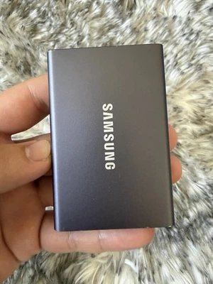 Unidad de estado sólido portátil Samsung T7 2 TB USB 3.2 - gris titanio Foto 1 de 3