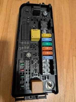 Caja de fusibles de motor Saab 9-3 2003-2011 UEC bajo módulo central eléctrico 12783255 Foto 1 de 4