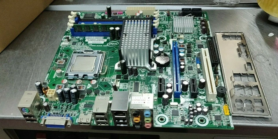Placa madre Intel DG43GT de escritorio LGA 775 con núcleo 2 cuádruple Q8400, 4 GB y escudo de E/S - Imagen 1 de 1