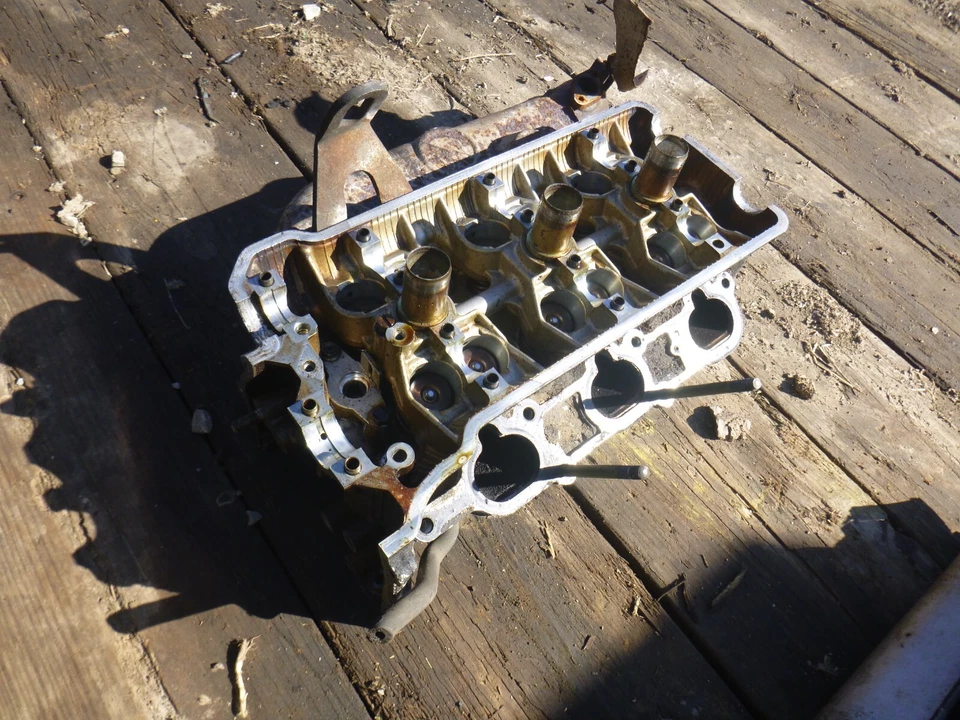 2002 Chevrolet Tracker Cylinder Head PASSENGER SIDE 2.5L Suzuki - Image 1 of 4