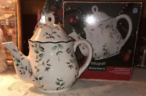 Olla de té esculpida Pfaltzgraff Winterberry 4 tazas TOTALMENTE NUEVA EN CAJA - Imagen 1 de 4