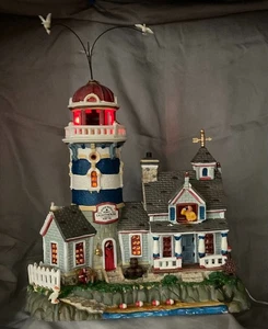 Lemax Village Collection 2009 Windward Point Lighthouse Plymouth Corners #95862 - Bild 1 von 11