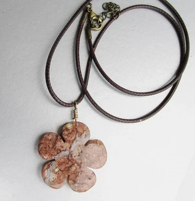 Collar con cordón de cuero colgante de flores de ágata de Botsuana Foto 1 de 4