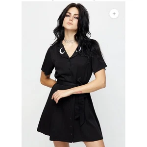 Camisa de vestir DISTURBIA negra con cuello lunar con cinturón manga corta mini línea A usada en excelente estado - Imagen 1 de 13