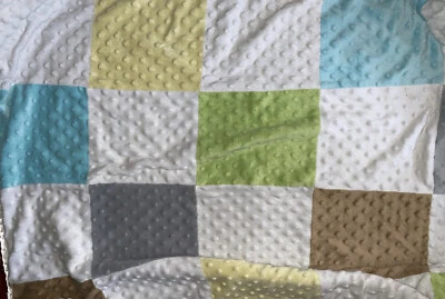 Manta de bebé Just Born Patchwork cuadrados Minky Dots verde tostado azul gris amarillo Foto 1 de 4
