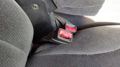 2001 2002 Sierra 2500 Hd Passenger Right Front Seat Belt Buckle Oem Graphite 12d - Image 1 of 4