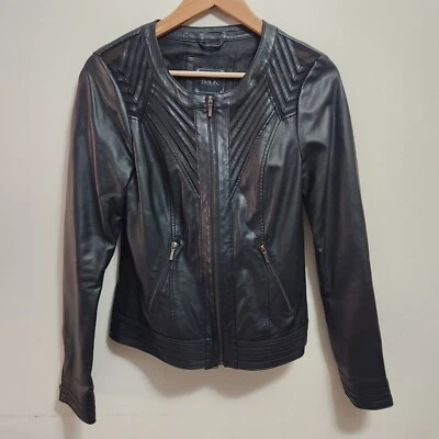 Chaqueta de cuero sintético negra con hebilla con detalles de malla para mujer pequeña motociclista Foto 1 de 4