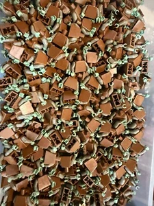 Lego 1000 torsos marrones stock antiguo pocos rasguños darán extra envío rápido - Imagen 1 de 1