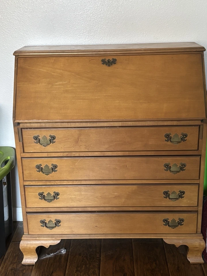 Escritorio de secretaria frontal de teca estilo danés de mediados de siglo con cajones MCM vintage Foto 1 de 4