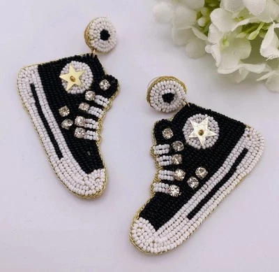 Pendientes altos con cuentas en blanco y negro ¡Lindas patadas! ¡Nuevo en tarjeta! Foto 1 de 4