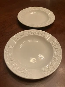 Juego de 2 ceniceros personales vintage Wedgwood en relieve queensware marfil - Imagen 1 de 9