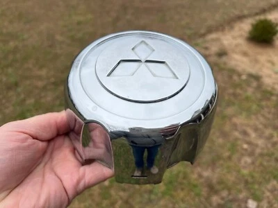 TAPA CENTRAL RUEDA MITSUBISHI MONTERO OEM CROMO MB816581 2000-2004 CON CABLE Foto 1 de 4