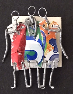 ДЕСЯТЬ ТЫСЯЧ ДЕРЕВЕНЬ 2 «МЕТАЛЛИЧЕСКАЯ банка с газировкой брошь заколка 3 женщин цветной весело подарок винтажный - Изображение 1 из 4