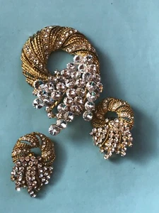 Estate Demi Large Goldtone Wreath w Large Clear Rhinestone Cluster Pin Brooch - Picture 1 of 8