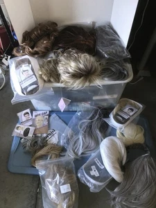 Riesiges Konvolut neuer & gebrauchter Perücken, Perückenkappen & Zubehör - Bild 1 von 14