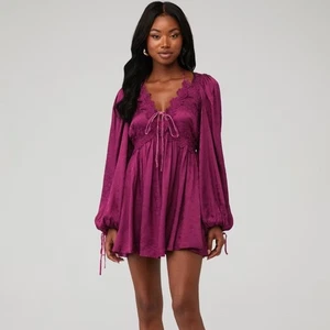 Nuevo con etiquetas Mini Vestido For Love & Lemons Henley Púrpura Paisley Jacquard Encaje Corbata XS - Imagen 1 de 9