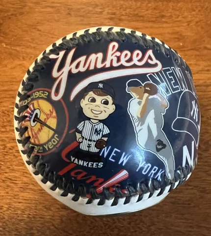 MLB BASEBALL WITH QUARTZ CLOCK NEW YORK YANKEES 2005 Cover