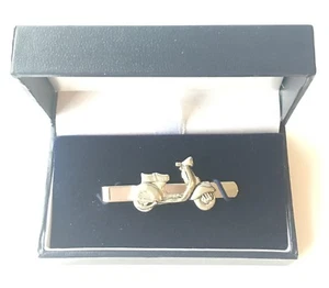 Vespa Scooter Personalizado Hecho de Inglés Peltre Tie Slide (N418) - Imagen 1 de 3