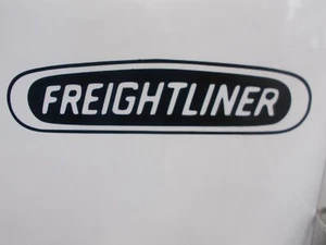 PEGATINA DE VINILO FREIGHTLINER ~ USO EN INTERIORES O EXTERIORES ~ ESCALA HO - Imagen 1 de 3