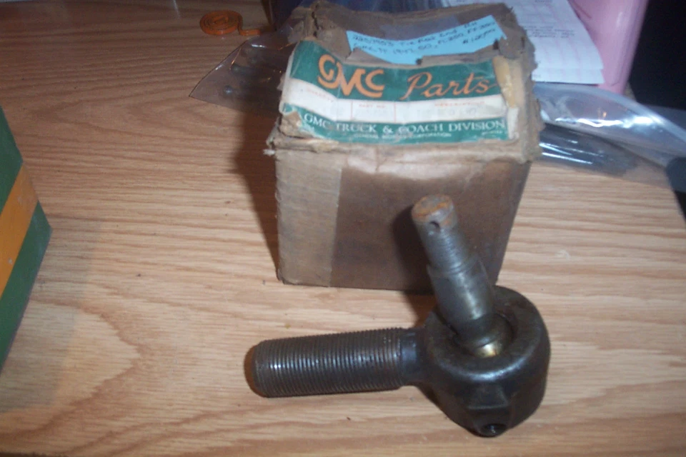 Camión GMC 1947-50, modelos; FC350, FF350 extremo de barra de amarre (derecha) #2257953 nuevo de lote Foto 1 de 1