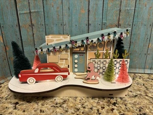 Weltmarkt Laser Cut Holz Mid Century Modern Haus LED Pudel rot Auto 2021 - Bild 1 von 5