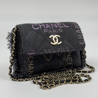 Autêntica bolsa tiracolo CHANEL mini preta denim com franja estampada a79 - Imagem 1 de 4