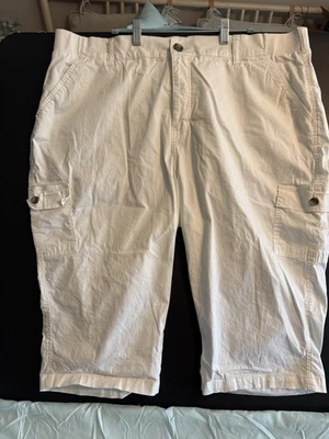Women's Plus Size 24. Lee Relaxed fit, mid rise, white capri cargo pants - Image 1 of 4