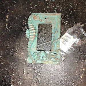 Placa de cubierta de interruptor basculante individual Seahorse De Leon aspecto turquesa y pátina de cobre - Imagen 1 de 3