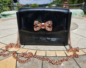 Bandolera Ted Baker - LOOPA - Mini charol con lazo en bucle - Negra - Nueva con etiquetas - $195 - Imagen 1 de 7