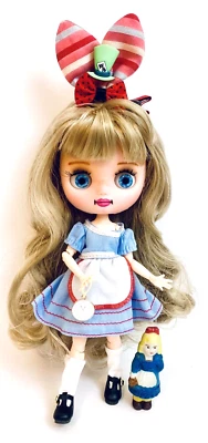 Muñeca conjunta Middie Blythe Alicia en el País de las Maravillas 12" personalizada única en su clase con traje clásico Foto 1 de 4