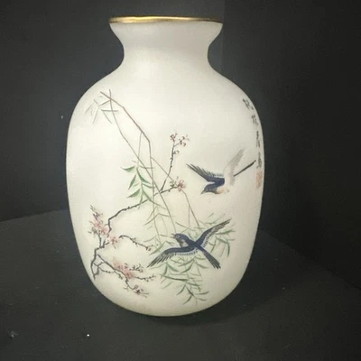 Vintage Japanese frosted glass vase, 7”, 1980s. Beautiful blue birds OSB - Image 1 of 4