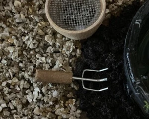 1:12th Dolls House Miniature Garden Hand Fork NEW Gardening Accessory Shed Soil - Picture 1 of 3
