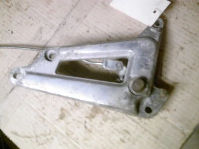 1983 Yamaha XV 500 Virago rear wheel brake shaft linkage mount bracket exhaust Foto 1 de 2