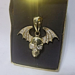 Blinged out pendant winged golden skull rhinestones metal plated halloween - Picture 1 of 6