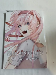V05-Shikimoris Not Just A Cutie V05 Taschenbuch NEU. Leigh Maki - Bild 1 von 5