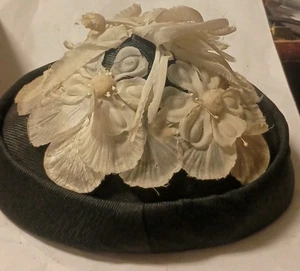 Cappello cloche nero vintage con fiori e piume bianche in seta sopra. E9 - Foto 1 di 5