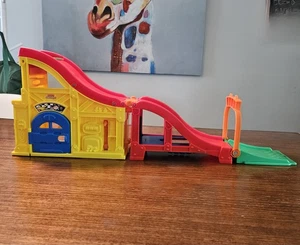 Fisher Price Little People Wheelies Revs N Sounds klappbare Mitnehmrampe Garage - Bild 1 von 10