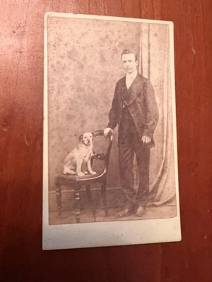 c1870s cdv perro estudio retrato ~ hombre perro pequeño ~ terrier mixto? Carta de visita Foto 1 de 2