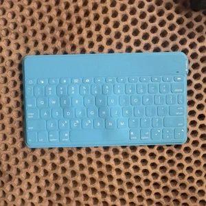Logitech "Keys to Go"  for iPad, iPhone, Apple TV and Mac - Picture 1 of 3